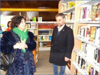 La Consejera de Cultura, Poltica Llingstica y Turismo, Berta Pin, de visita en la Biblioteca Municipal, este pasado lunes, 6 de marzo. | EL ECO
