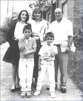 Borja, a los 6 aos (chupndose el dedo meique), con sus padres (Mara Milagros y Jess) y sus hermanos (Laura y Jess), ante el antiguo Consultorio de Santa Eulalia, en 1990, poco antes de trasladarse a Villaviciosa. / EL ECO, Archivo