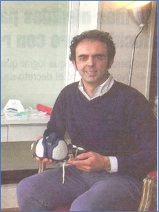 Borja en su casa de Villaviciosa, con una mascarilla filtrante. (De Vicente Alonso, en La Nueva Espaa)