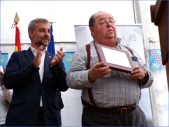 Eugenio mostraba la placa del galard�n el domingo, 7 de junio, tras recibirla de manos del Alcalde, que aplaud�a.
