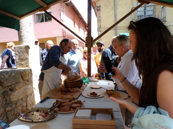 Jos� Andr�s preparando los trozos para la degustaci�n