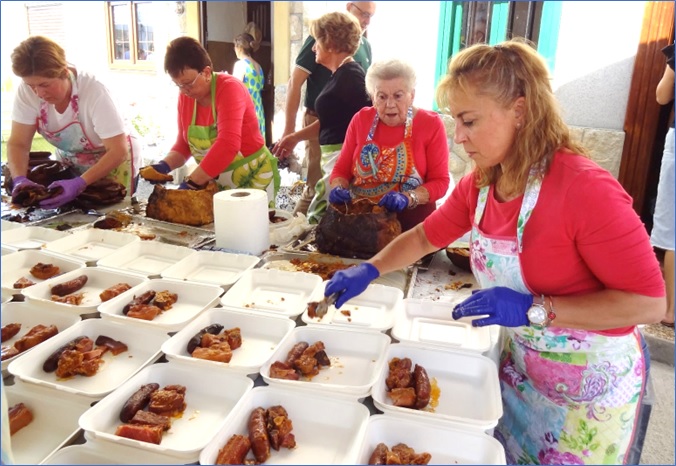 De izquierda a derecha, Beatriz Nozaleda, Esther Surez, Josefina Prida, Amparo Fernndez y la hija de sta, Mnica Corrales, preparando raciones