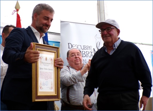 Momento previo a la entrega, con Eugenio Caravia en el centro, aplaudiendo ya.