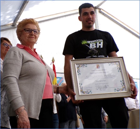 Lucita Campos (presidenta de la Asociaci�n Cultural y Recreativa Toracense) le hizo entrega a Hugo del diploma que �ste exhibe.