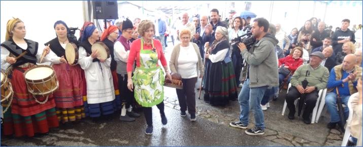 Entrada de la Boroa en el recinto, porteada por Josefina Prida y Lucita Campos, a los sones de El Corriellu la Pandorga.