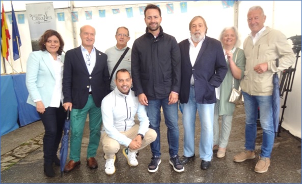 De izquierda a derecha: Beatriz Polledo, Luis Venta, Manuel ngel Brcena, lvaro Queipo, Luis Rivaya, Mara Crespo  (concejala cabranesa del PP) y Jos Felgueres. Agachado, Gacel Snchez (lder cabrans del PP).