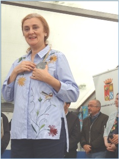 En la foto, la pregonera exhibe el medalln honorfico de la Cofrada. EL ECO
