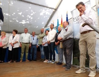 En el escenario, Lucita Campos, Esther Freile (diputada), Humberto Vigil (presidente de la Parroquia Rural de Pandenes), los concejales Jos� Luis Miyar, Iv�n Riego, Mercedes Iglesias, Gacel S�nchez y Mar�a Crespo, Eugenio Caravia y el pregonero.