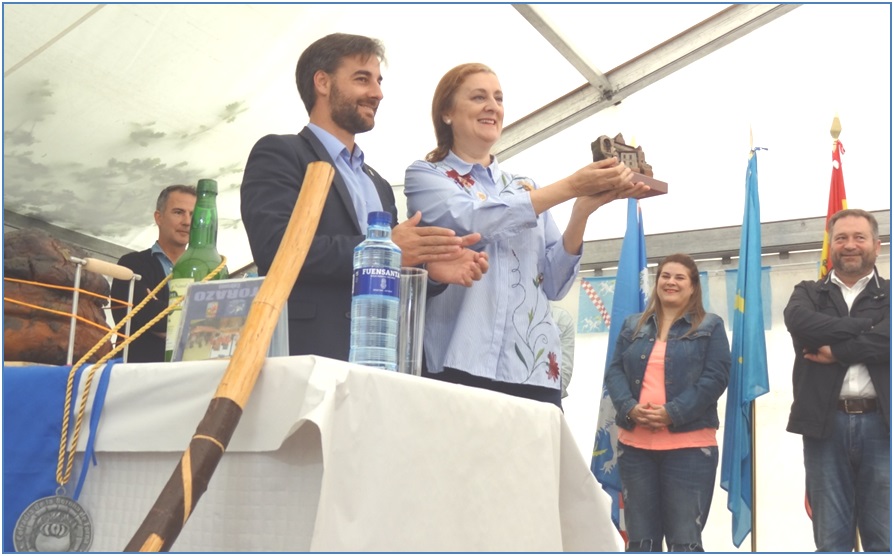 La pregonera, mostrando el regalo municipal. EL ECO