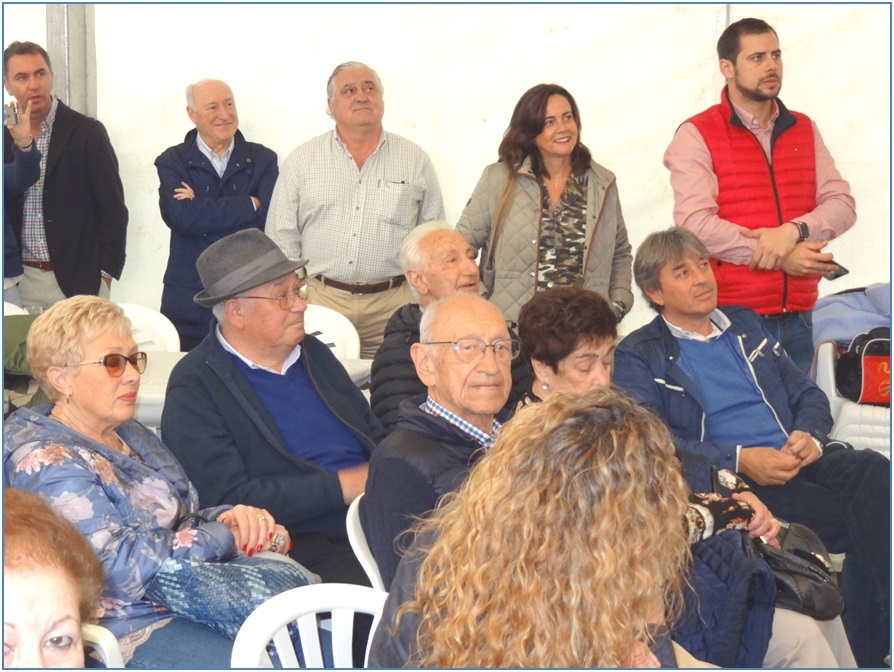 Luis el Fonta (a la derecha, sentado), familia Oro y, al fondo en el centro, Andrs Llavona (ex fisioterapeuta del Real Oviedo), tambin en el momento de ser aludidos por el pregonero./ Foto: EL ECO