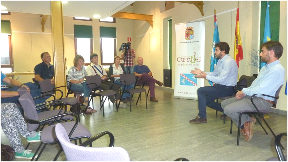 Jons Fernndez, con el Alcalde a la derecha, durante su charla a los ingleses./ Fotos: Loli Fabin
