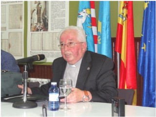 Don Agustn Hevia,  explicando su trabajo histrico y argumentos al nutrido auditorio que sigui su documentada ponencia.- / Foto EL ECO