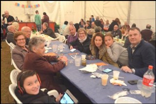Personas disfrutando de la fiesta de la Corbatera