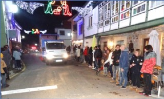 El camin de los Reyes Magos avanzando hacia su destino, entre gran expectacin.| ECO