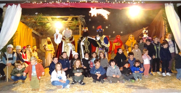 Melchor, Gaspar y Baltasar, en el Belén Viviente de la Plaza del Emigrante, con la mayoría de niños presentes.