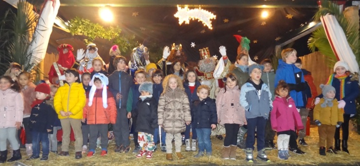 Nios que accedieron al kiosco para fotografiarse con los Reyes Magos | ECO