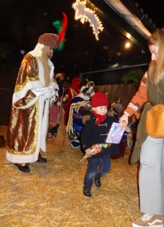 Un ni�o recog�a regalos, con otros detr�s, en la edici�n de 2023. | EL ECO, Archivo