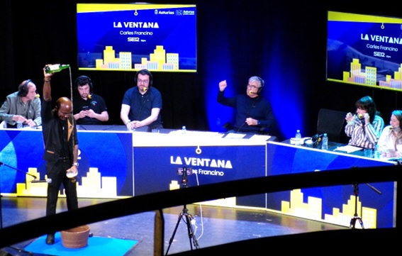 El escanciado de Salvador Ond�, con Francino pregunt�ndole si el chorro debe buscar el vaso o a la inversa.