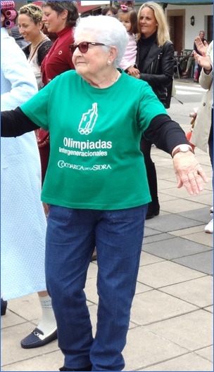 Mar�a Teresa Naredo con la camiseta de las Olimpiadas Intergeneracionales, haciendo un ejercicio, en Santa Eulalia. EL ECO, Archivo