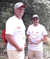Pepn Surez y Heva en pleno bosque en el recorrido de la ruta