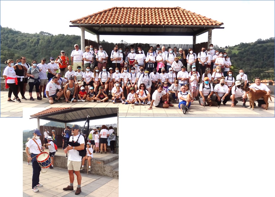El grupo de participantes que se fotografi ante el kiosco de la Plaza del Emigrante, en una imagen ya clsica y que en esta ocasin requiri de espera por la tardanza en aadirse a ella de algunos integrantes esenciales. Ese tiempo de espera fue amenizad