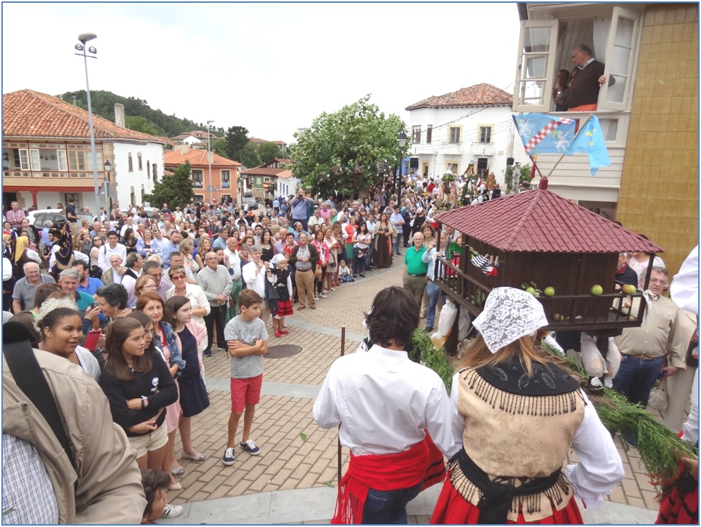 Un gento expectante sigui atentamente la bajada de los Ramos por la escalinata de la iglesia, hacia La Prazuela./ EL ECO