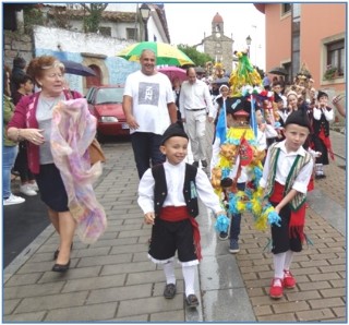 Nios portando el ramo de camino a la Capilla de la Sienra