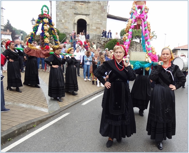 Las ocho mujeres con el Traje Histrico del Concejo. / EL ECO