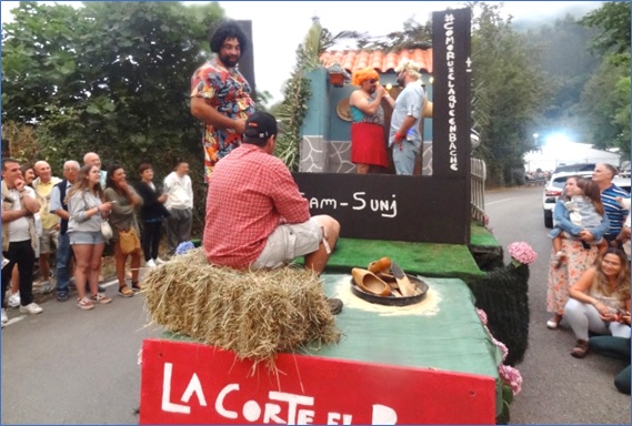 Imagen de la carroza de Cams en plena actuacin
