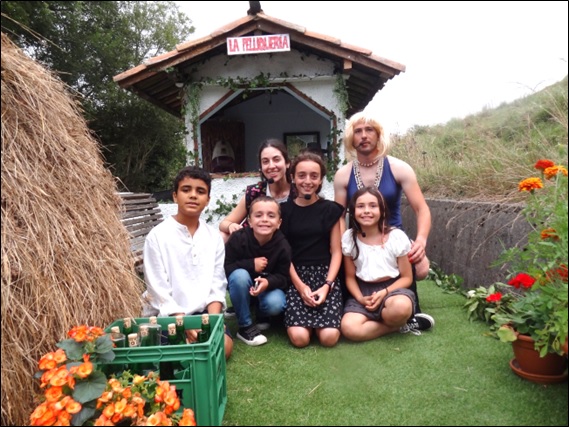 Los integrantes de La Peluquera: Isaac, Vanessa (detrs), Nayara, Javi (detrs) y rika, ms zan Garca Meana.