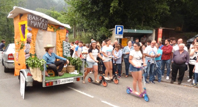 Los jvenes, con sus patinetes y bicis, dando vueltas en torno al bar Casa Manolo, al modo de Verano Azul.