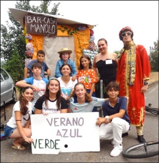 Los integrantes de esta carroza, antes de actuar.