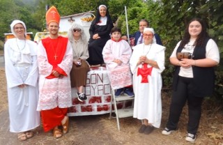 Participantes en la carroza