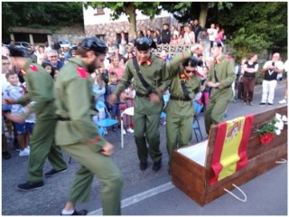 Franco (segundo por la derecha, de militar, celebr de este modo su resurreccin)./ Fotos: EL ECO