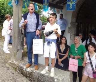 Manuel Angel Brcena y su nieto durante la subasta