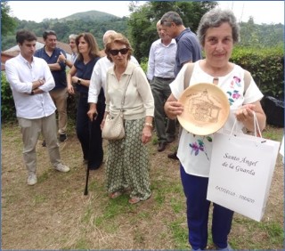 Adamina Llera mostraba el plato grabado y la bolsa xerigrafiada el pasado 6 de julio.