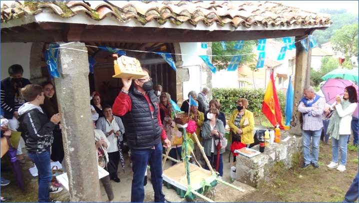 Manuel ngel con la artesana de Victoriano. | EL ECO