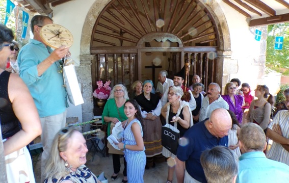 Manuel �ngel B�rcena exhibe el reloj de Llano, ante la admiraci�n de los presentes (incluidos los hermanos David -a la gaita- e Irene Mu�iz).