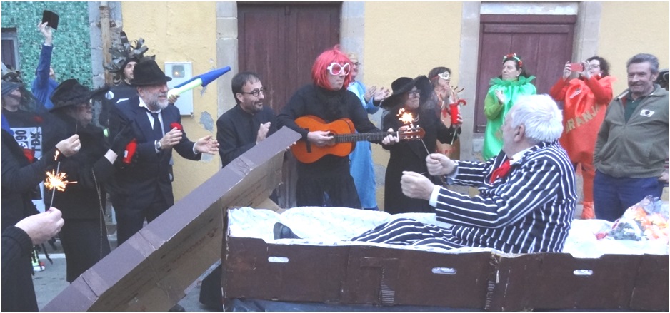 Cesareo viendo las actuaciones en el Carnaval