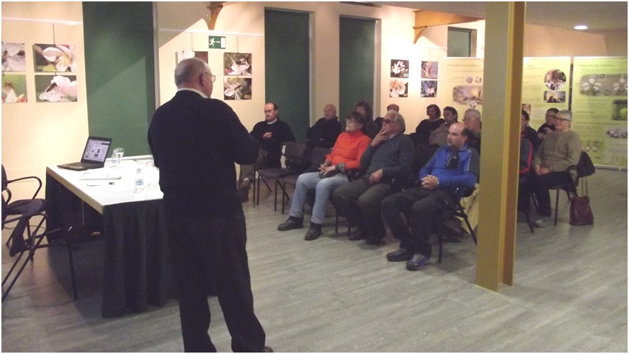 Charla y exposicin sobre Vida en la flor del manzano e importancia de los polinizadores, el pasado mircoles, en la Casa de Cultura.
