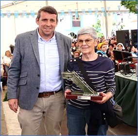 Chelo Velasco recibiendo su trofeo