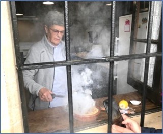 Imagen de Chelo Velasco requemando su arroz con leche