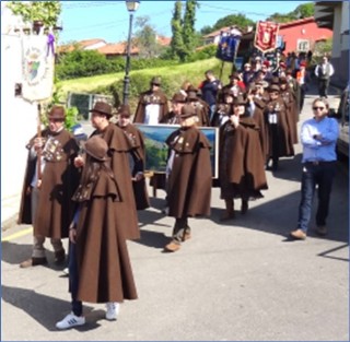 El desfile, con los cabraneses en primer trmino. A la derecha, Santos Monestina. | EL ECO