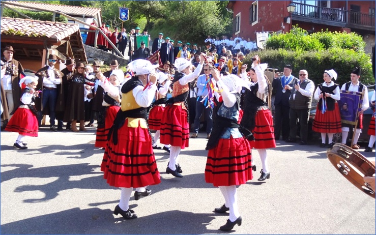 El Grupo Folclrico de Villaviciosa actuando junto al lavadero de El Valln, donde los cofrades recogieron el cuadro de Santos Monestina e iniciaron despus el desfile hacia la Plaza del Emigrante. | Foto: EL ECO