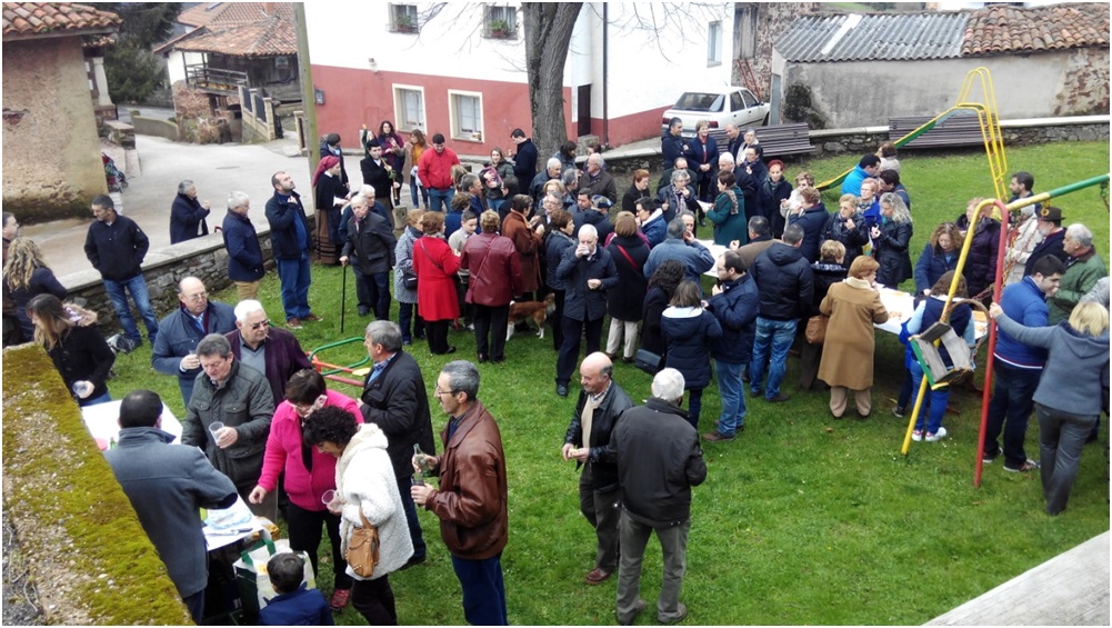 Degustacin de los asistentes en el campo de la ermita, tras la celebracin religiosa