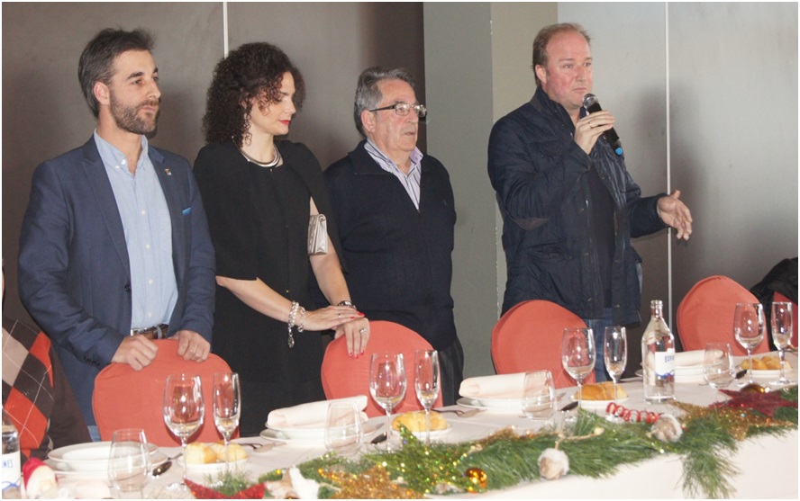 Labra, en su discurso, con Julin, Noelia (practicanta del Centro de Salud) y Gerardo