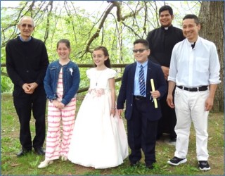 De izquierda a derecha, el hermano Manuel, Irene Muo, Nayara, ker y don Juan Carlos Tamayo; detrs, el hermano Carlos. | EL ECO
