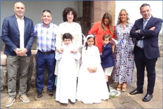 Los tres nios, al finalizar la ceremonia, con sus respectivos padres.