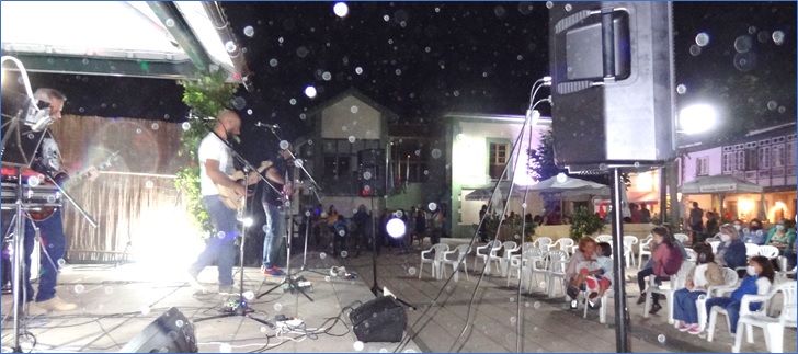 En pleno concierto. Al fondo, grupo de seguidores bailando. EL ECO