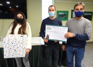 Carla Fernndez Crespo (con su premio, an sin desembalar), Gerard Nierga (exhibiendo su diploma) y el Alcalde, con dos fotos de la exposicin al fondo.